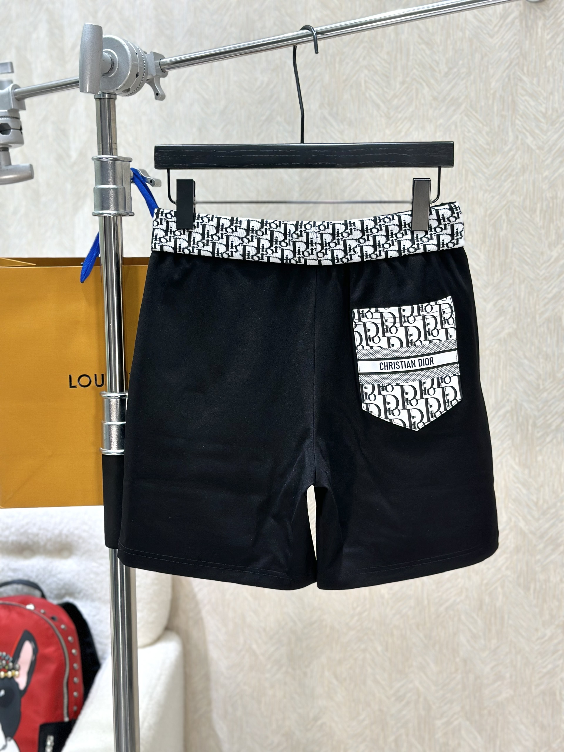 Quần short nỉ Dior Đen họa tiết logo chữ cạp túi sau Trắng Like Auth 1-1 on web VTN